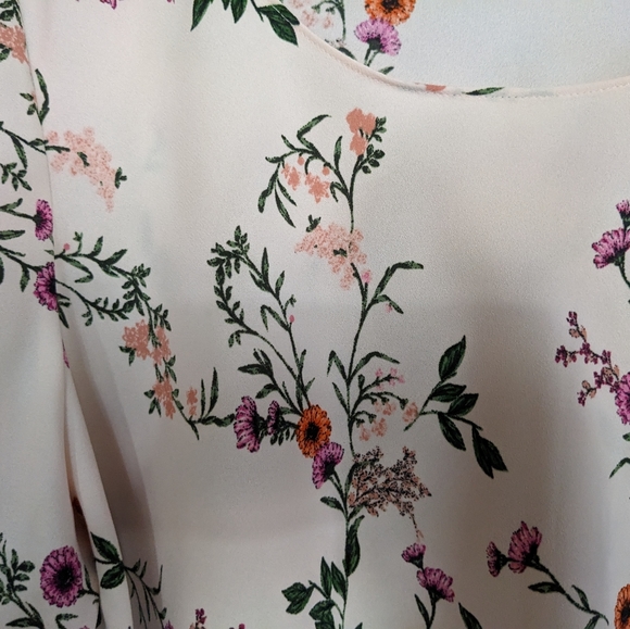 Bell sleeve handkerchief hem Alfani top size large, pink with floral pattern - Picture 4 of 6